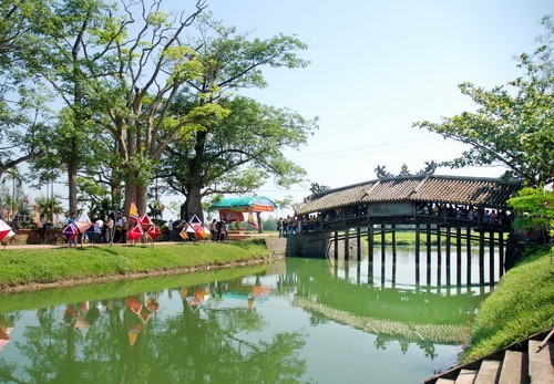 Мост с черепичной крышей Тханьтоан в городе Хюэ - ảnh 2